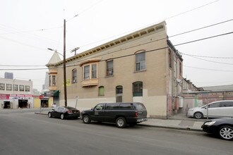 722-748 1/2 San Pedro St in Los Angeles, CA - Building Photo - Building Photo