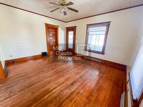 933 E 5th Ave in Mitchell, SD - Foto de edificio - Building Photo