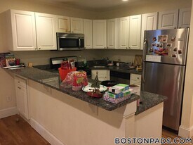 324 St Paul St in Brookline, MA - Building Photo