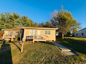 107 Chapel St in Christiansburg, VA - Building Photo