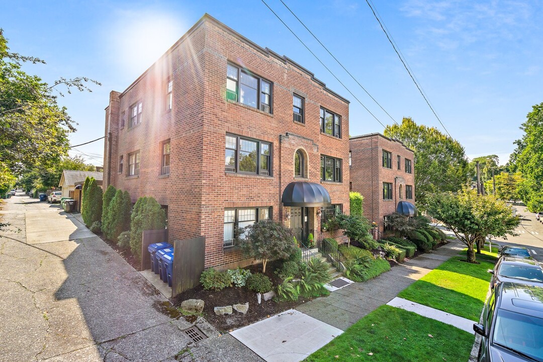 East Highland Apartments in Seattle, WA - Building Photo