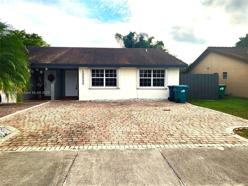 13520 SW 64th Ln in Miami, FL - Building Photo