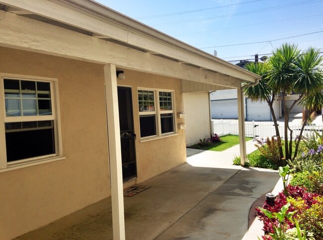641 5th St, Unit Front in Hermosa Beach, CA - Building Photo - Building Photo