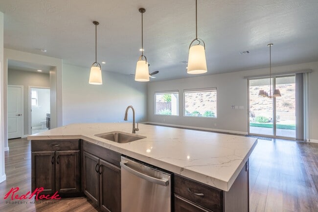 823 N Sandy Talus Dr in Washington, UT - Building Photo - Building Photo
