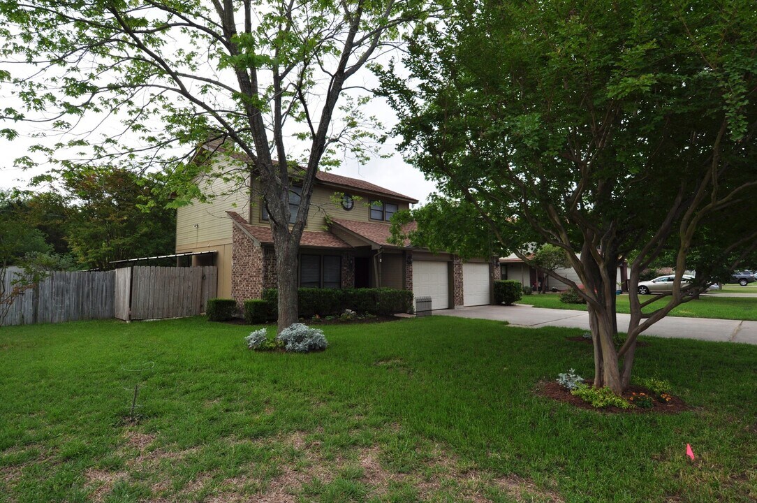 13405 Saddlebrook Trail, Unit #B in Austin, TX - Foto de edificio