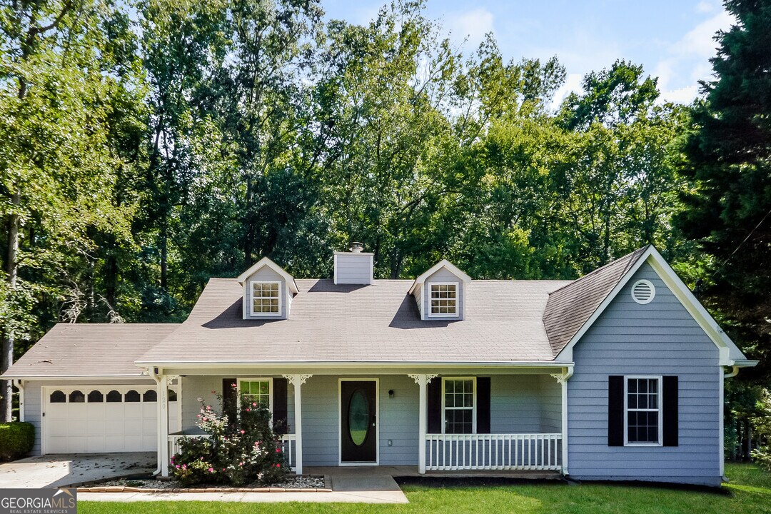 120 Lakefront Dr in Covington, GA - Foto de edificio