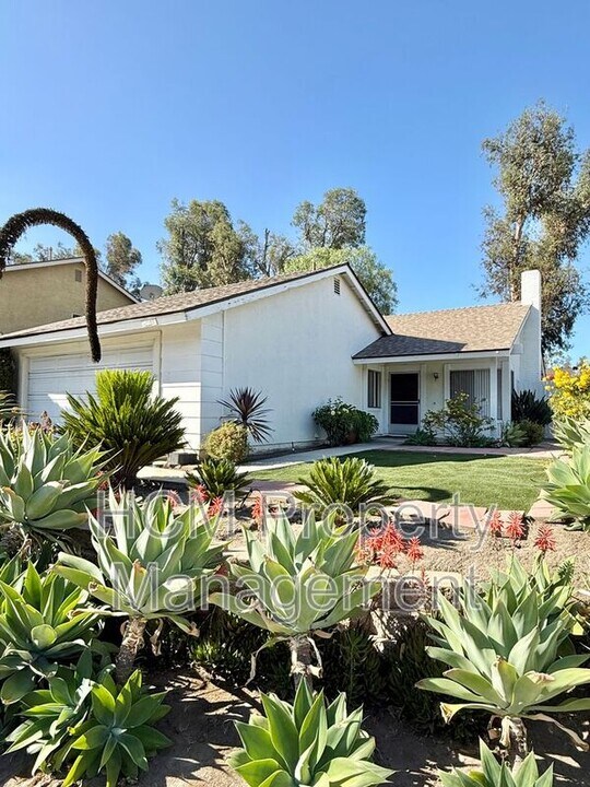 27102 Valleymont Rd in Lake Forest, CA - Foto de edificio