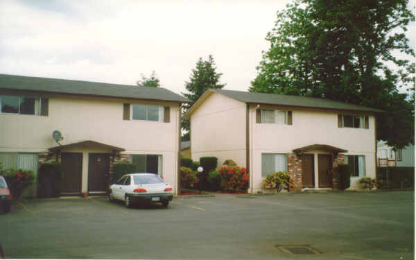 Maple Grove Court in Milwaukie, OR - Building Photo