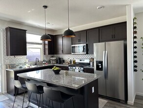 1113 Greenbrier Dr in Hanford, CA - Building Photo - Building Photo