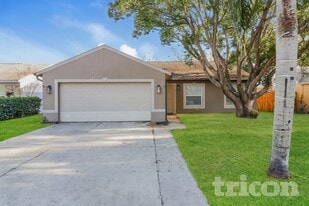3677 Montclair Dr in Palm Harbor, FL - Building Photo