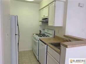 46 Lear Ct in East Brunswick, NJ - Building Photo - Building Photo