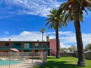 Royal Palms Apartments in Tucson, AZ - Foto de edificio - Building Photo