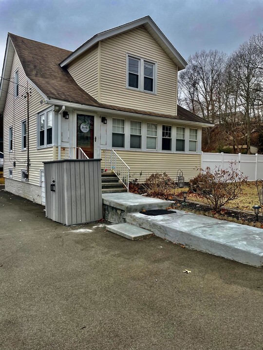 210 Russo Ave in East Haven, CT - Building Photo