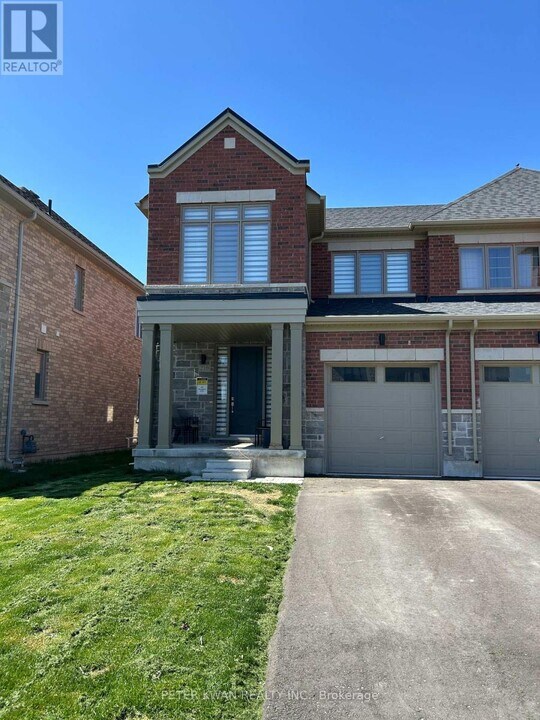 210 Thompson Dr in East Gwillimbury, ON - Building Photo