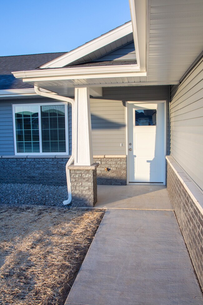 2167 Cheyenne Way in Asbury, IA - Foto de edificio - Building Photo