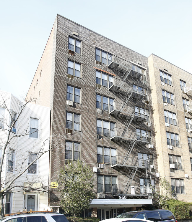 950 E 14th St in Brooklyn, NY - Building Photo - Building Photo