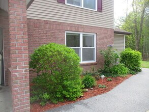 602 Forest Ln, Unit 803 in Halfmoon, NY - Foto de edificio - Building Photo