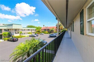 600 Valley Stream Dr in Naples, FL - Building Photo - Building Photo