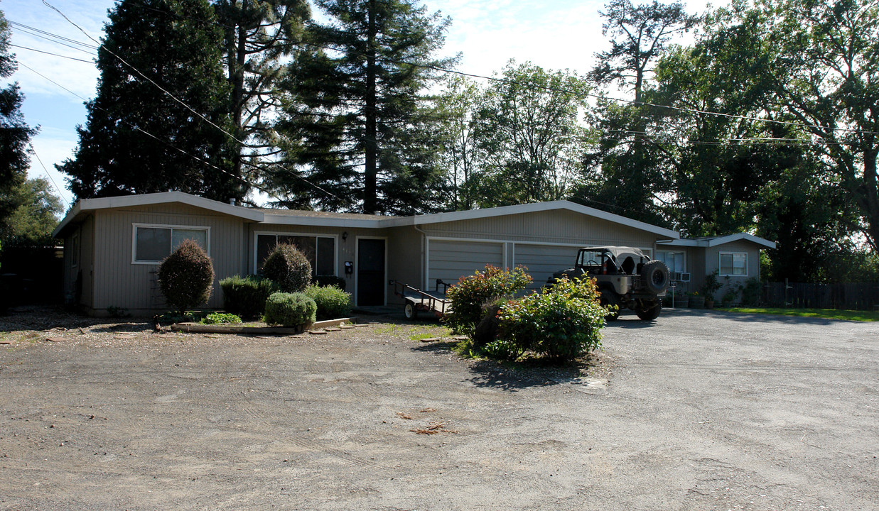 412 Powell Ave in Healdsburg, CA - Building Photo