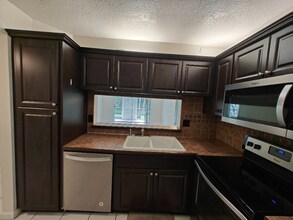 8750 Royal Palm Blvd in Coral Springs, FL - Foto de edificio - Building Photo