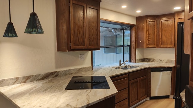 18820 51st Pl W in Lynnwood, WA - Foto de edificio - Building Photo