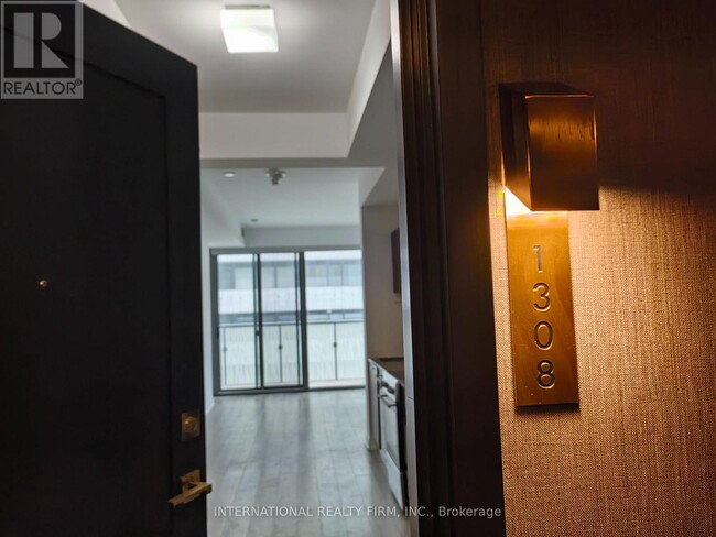 50 Charles St E in Toronto, ON - Building Photo - Building Photo