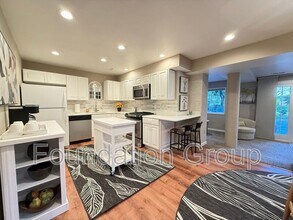 3417 122nd Pl NE in Bellevue, WA - Foto de edificio - Building Photo