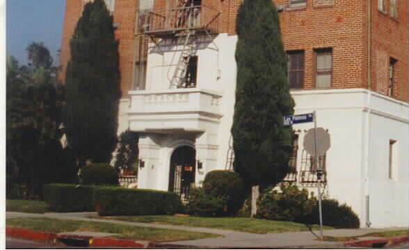 800 N Las Palmas Ave in Los Angeles, CA - Foto de edificio