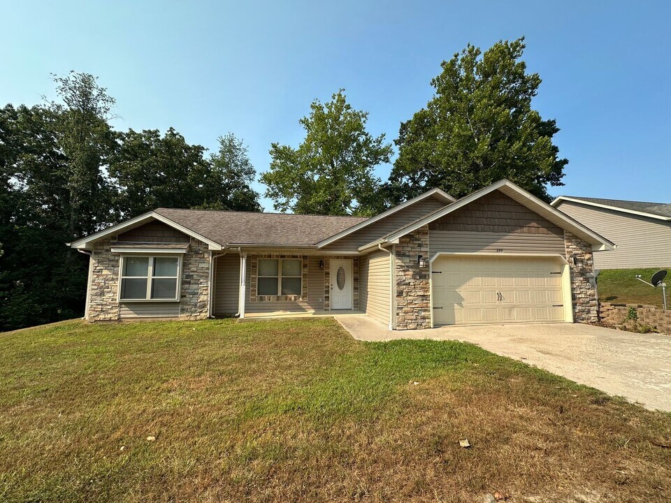335 Lyle Curtis Cir in Waynesville, MO - Building Photo