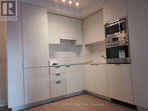 11 Wellesley St W in Toronto, ON - Building Photo - Building Photo