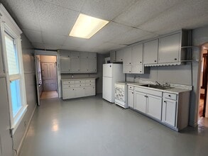 201 Montgomery St, Unit 1st floor w/in-unit laundry! in Chicopee, MA - Building Photo - Building Photo