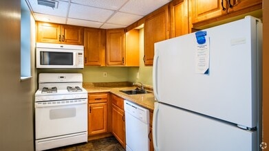 Abbey Woods Apartments in Mt. Lebanon, PA - Building Photo - Building Photo