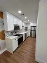 680 N Ashurst Ct in Palm Springs, CA - Building Photo