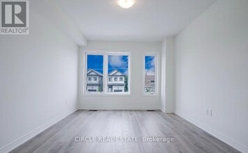 38 Reid Ave N in Hamilton, ON - Building Photo - Building Photo
