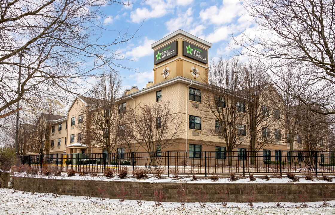 2000 N Roselle Rd in Schaumburg, IL - Foto de edificio