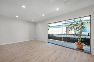 1361 Laurel Ave in West Hollywood, CA - Building Photo - Building Photo