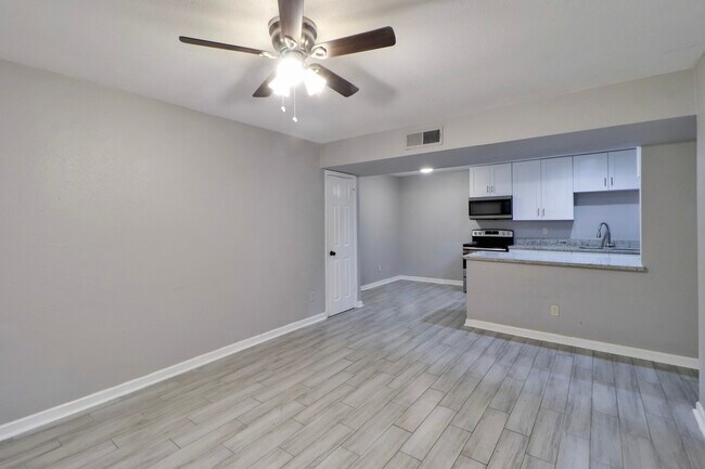 5929 Queensloch Dr in Houston, TX - Building Photo - Building Photo