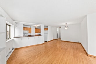 1919 N Summit Ave, Unit 8C in Milwaukee, WI - Building Photo - Building Photo