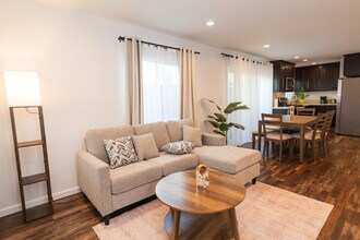 940 S Bernal Ave in Los Angeles, CA - Building Photo - Building Photo