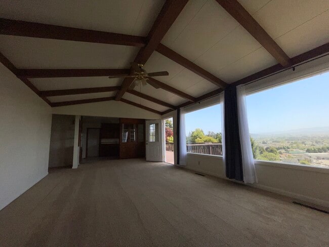 1945 Scenic Dr in Fortuna, CA - Foto de edificio - Building Photo