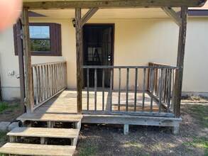 485 Yorktown Dr, Unit A in Canyon Lake, TX - Foto de edificio - Building Photo