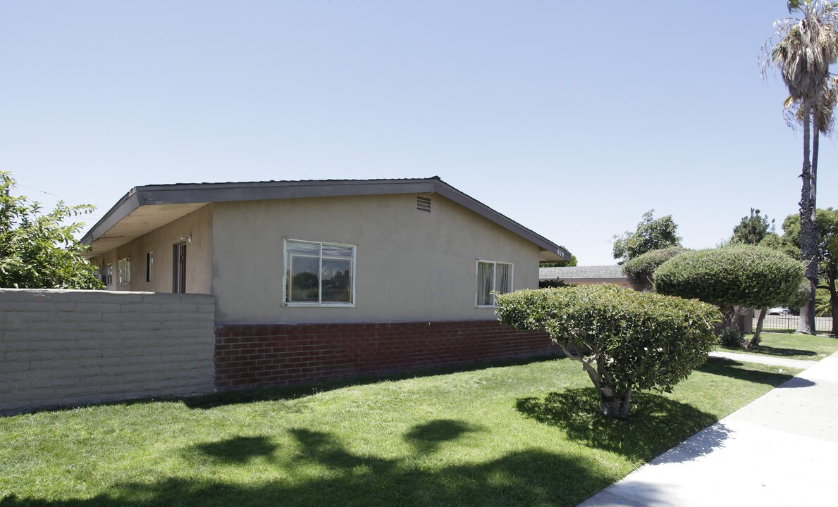 875-879 S Olive St in Anaheim, CA - Building Photo