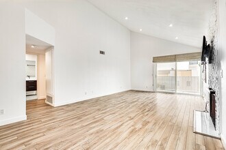 955 E 3rd St, Unit 955 East 3rd Street Unit in Long Beach, CA - Foto de edificio - Building Photo