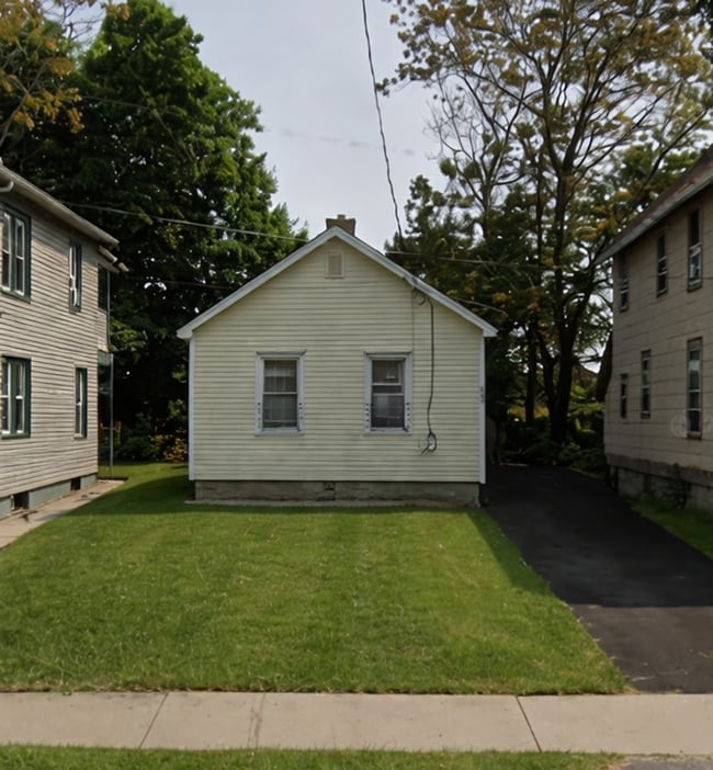 property at 684 W Broad St