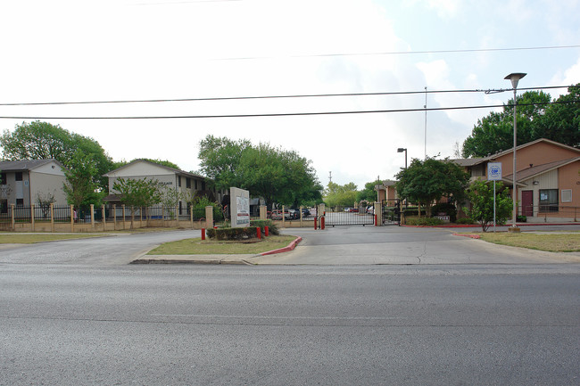 Oak Manor in San Antonio, TX - Building Photo - Building Photo