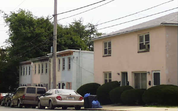 100 - 118 E Cedar St in Kennett Square, PA - Building Photo