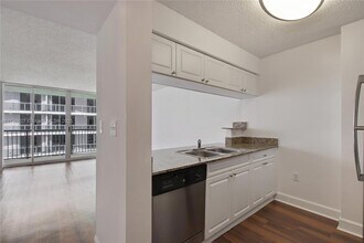 1756 N Bayshore Dr, Unit 37L in Miami, FL - Building Photo - Building Photo