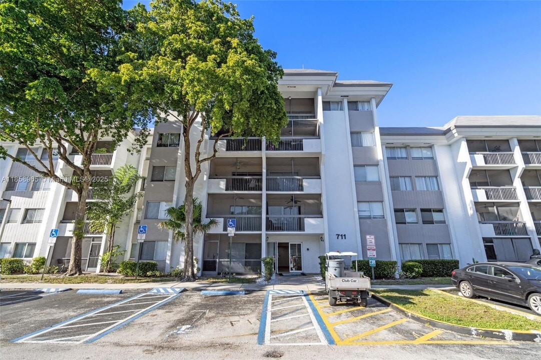 711 N Pine Island Rd in Plantation, FL - Building Photo