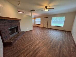 1056 N Ridgecrest Way in Mustang, OK - Building Photo - Building Photo