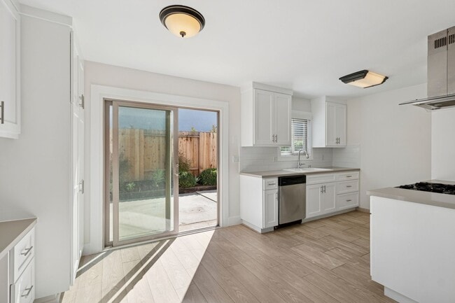 2048 Garden Ln in Costa Mesa, CA - Foto de edificio - Building Photo